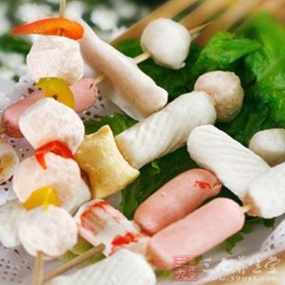 將菜穿成約三四十克一串