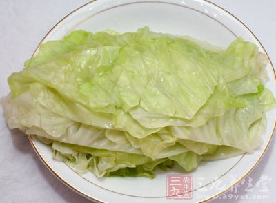 包菜手撕成大片過水備用