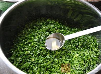 鹽巴一定要遲點再調，否則韭菜的水分就會流失