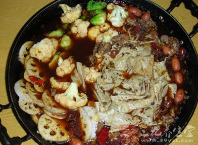 最後幾勺麻辣湯汁澆在蔥蒜表面即可開動