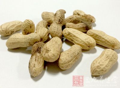 帶殼新鮮花生放在清水裡浸泡10分鐘