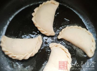 平底鍋稍倒一點油放入韭菜盒子