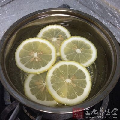 首先將檸檬切片 首先將檸檬切片