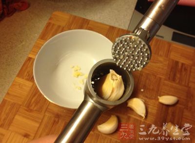 蒜用壓蒜器壓成蓉待用