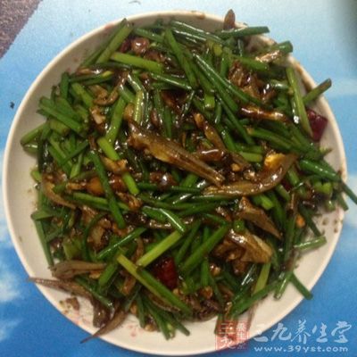 韭菜花炒火培魚起鍋裝盤即可