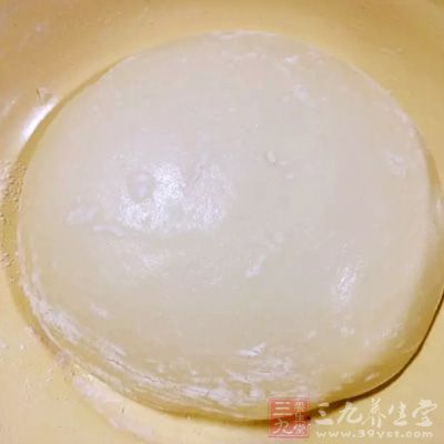面粉和水混合，揉成濕潤面團，松弛20分鐘