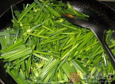 下韭菜花翻炒到稍微變色