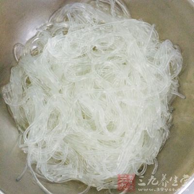 綠豆粉絲用開水泡開