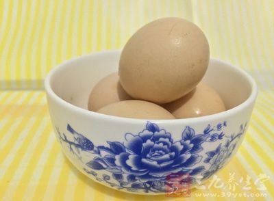 雞蛋兩個，粉絲一小把，西芹一根，油，鹽，料酒