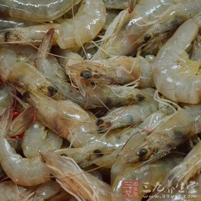 剝去蝦殼，取蝦肉