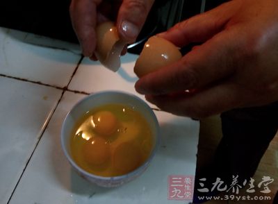 雞蛋打入碗內，濾去蛋清