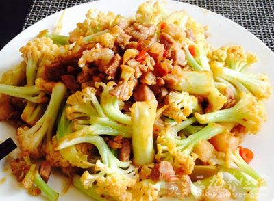 翻炒均勻，小炒花菜即可