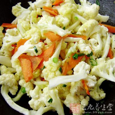 倒入花菜翻炒均勻