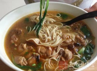 在家裡做肉絲面，味道卻沒有飯店裡做的好吃