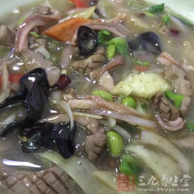 把煮好的搾菜肉絲連湯汁澆在煮好的面條上即可