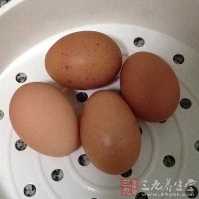 雞蛋黃2只，面粉100g，新鮮玉米2條，奶油40g，適量的水，鹽或糖