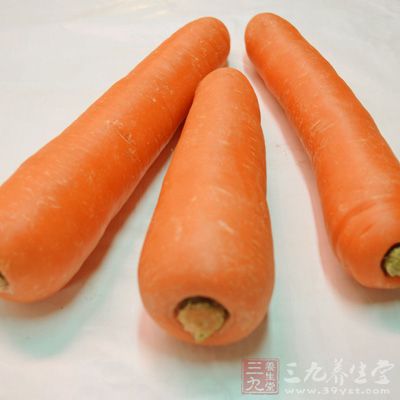紅蘿卜兩根,白蘿卜一小截 紅蘿卜兩根,白蘿卜一小截