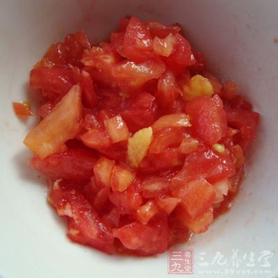 將去皮的番茄切成小丁