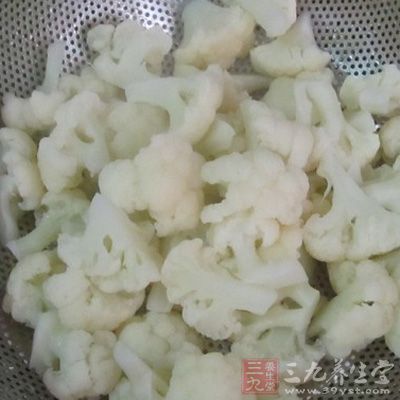 花菜洗淨用淡鹽水浸泡20分鐘，撈起，瀝水，再切成小塊，備用