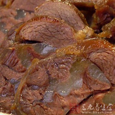 肉塊在鍋內放好後，倒入調好的醬湯