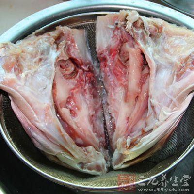 將洗淨的魚頭對切