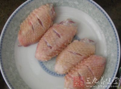 鍋裡放水，等水燒開後下雞翅，雞翅7成熟，濾干水備用