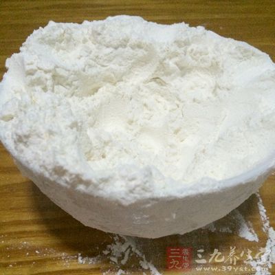 准備好所需的面粉200克