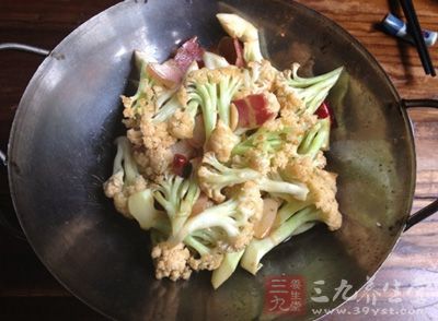 倒入焯過水的菜花翻炒