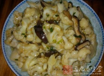 香油翻炒均勻,香菇燒花菜關火 香油翻炒均勻,香菇燒花菜關火