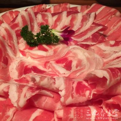 羊肉切成厚2-3mm的羊肉片