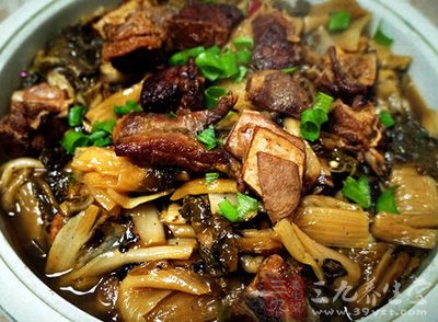 孜然羊肉的做法很簡單，只要掌握其中的技巧