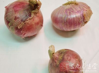 新鮮河粉250公克，洋蔥10公克，辣椒2支，蒜頭10公克，韭菜15公克等