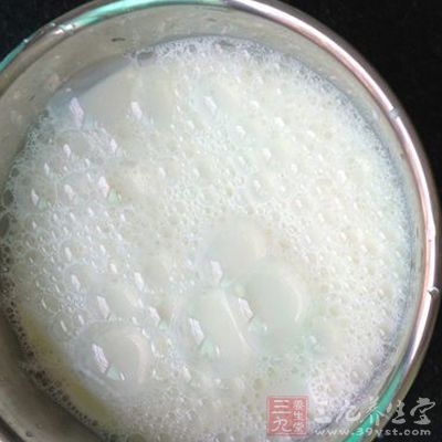 牛奶放入碗內，加酵母粉靜置5分鐘