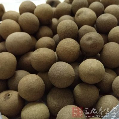 用老雞、湯骨、桂圓煲濃湯