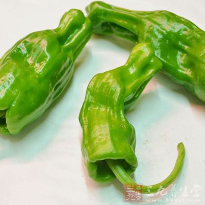 將青辣椒洗淨，晾干