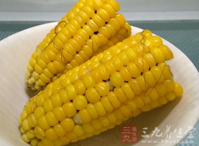 玉米面250克,溫水適量 玉米面250克,溫水適量