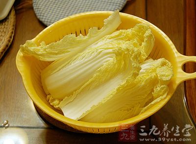 將娃娃菜把根切掉，洗淨瀝干水