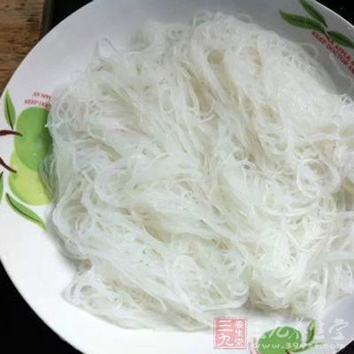 將用涼水泡軟的粉絲撈出放入盤子中鋪平