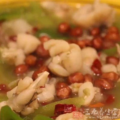 煮好的肉片盛入黃豆芽碗中，在澆入麻辣油即好