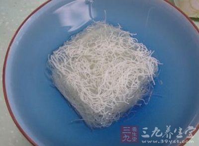 超細粉絲放溫水裡泡五六分鐘