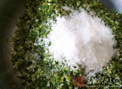 切碎的韭菜花放入鹽