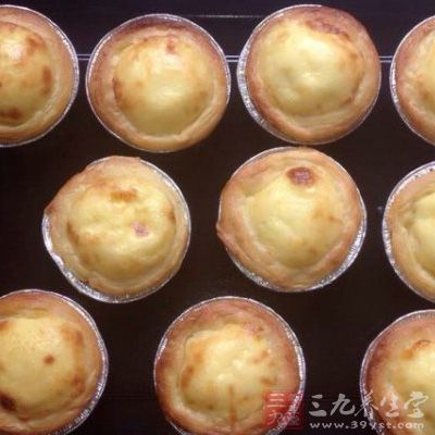把淡奶油裝入稍大點的容器裡,加入牛奶拌勻 把淡奶油裝入稍大點的容器裡,加入牛奶拌勻