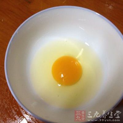 再加入蛋黃,每次攪拌均勻後再加另一只 再加入蛋黃,每次攪拌均勻後再加另一只