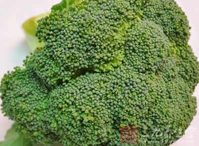 原料：准備適量的西蘭花