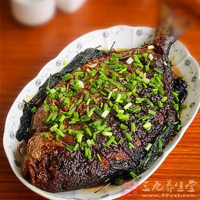 魚起鍋裝在碟中，撒上小蔥即可