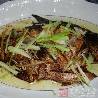 撒香蔥末淋少許香油，紅燒昌魚就可以出鍋裝盤
