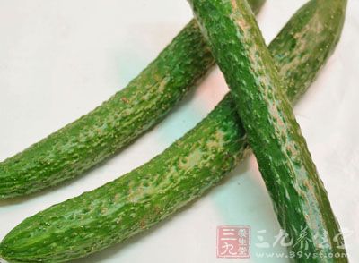 准備所需的黃瓜適量