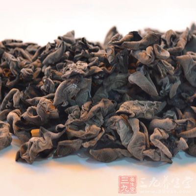 取木耳、粳米加冰糖同煮