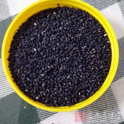 芝麻50克、米100克。先將芝麻炒熟，最好研成細末，待米煮熟後，拌入芝麻同食