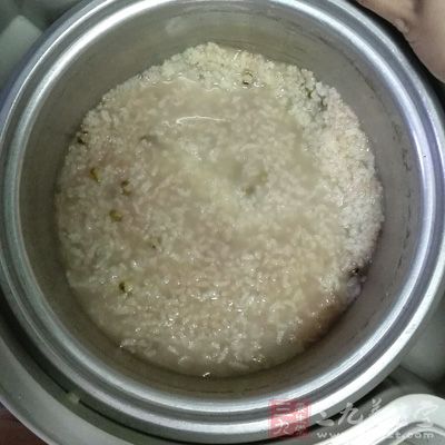 此粥補肝養血、清熱明目、美容潤膚